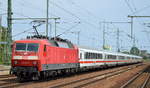 120 132-6 mit IC-Wagengarnitur und 120 141-7 hinten als Schublok mitdran bei der Durchfahrt Bf. Flughafen Berlin-SChönefeld am 22.07.17