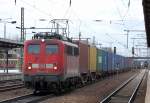 140 834-3 mit Containerzug Richtung Oderbr�cke, 15.02.12 Bhf.