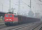 Bei Dauerspr�hregen unterwegs, 140 774-1 mit Ganzzug offener G�terwagen, 09.09.10 Durchfahrt Bhf.