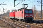 Kleiner Lokzug mit 143 225-1 und der anscheinend frisch neu lackierten 112 119 am Haken, 26.01.12 Bhf.