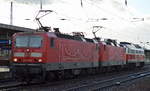 Lokzug mit der Doppeltraktion 143 019-8 + 143 558-5 mit 232 128-9 am Haken am 04.12.17 Bf.