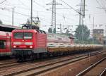 143 820-9 mit einer G�terzugleistung, hier Ganzzug Niederborwagen mit Betongleisschwellen beladen, 12.08.10  Durchfahrt im Bhf.