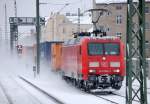 145 068-3 mit einem Containerzug Richtung Berlin-Spandau, 28.12.10 S-Bhf.