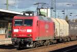 145 063-4 mit gemischtem G�terzug am 13.10.11 Bhf.