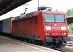 145 055-0 mit Containerzug zum Personalwechsel im Bhf.