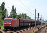145 022-0 mit sehr langen Ganzzug Sch�ttgutwagen am 18.06.12 Berlin-Pankow.