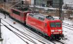 145 043-6 mit 155�r am Haken mit einem Zug Kesselwagen Richtung Berlin-Wedding, 22.01.13 Berlin-Putlitzbr�cke.