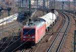 145 042-8 mit drei Kesselwagen am 05.03.13 Berlin-Putlitzbr�cke Richtung Spandau.