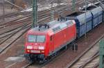 145 043-6 mit Ganzzug polnischer Sch�ttgutwagen (leer) Richtung Nordosten, 04.04.13 Berlin-Putlitzbr�cke.