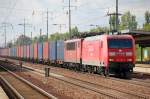 145 015-4 hat 155 035-9 und Containerzug am Haken und f�hrt zum Pausieren im Bhf.