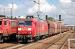 145 065-9 f�hrt mit einem Ganzzug Sch�tgutwagen (Falns 183 + 183.1) zum Personalwechsel im Bhf.