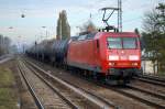 145 020-4 mit Kesselwagenzug am 04.11.15 Berlin-Karow.