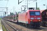 145 013-9 mit PKW-Transportzug (leer) am 04.08.15 Bhf.