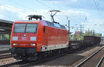 145 021-2 mit einigen wenigen Güterwagen am 18.04.16 Bf.