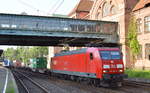 145 001-4 mit Containerzug bei der Durchfahrt Bf.