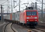 145 007-1 mit einem Containerzug am 21.11.09 bei der Durchfahrt im Bhf.
