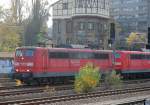 Auch heute Mittag rollte wieder eine Doppeltraktion 151�r durch Berlin mit langem Ganzzug Selbstentladewagen, diesmal 151 165-8 + 151 099-9 am 10.11.10 Berlin-Beusselstr.