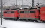 Trotz der vielen Dienstjahre bew�ltigen die guten alten 151�r auch aktuell die h�chsten Lasten bei jeder Witterung und Wetterlage, hier noch mal von hinten 151 106-2 + 151 095-7 am 09.12.10