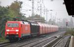 Bei Dauerregen kommt 152 103-8 mit gemischtem G�terzug das Karower Kreuz Berlin hinaufgefahren Richtung Bernau, 11.10.11 