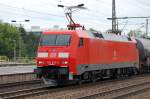 152 027-9 f�hrt mit Kesselwagenzug zum Pausiren im Bhf.