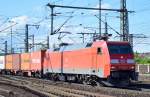 152 067-5 mit Containerzug am 23.05.14 Durchfahrt Bhf.