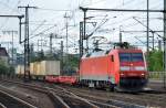 152 015-4 mit Containerzug am 24.05.14 Durchfahrt Bhf.