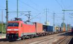 152 054-3 mit Containerzug bei der Durchfahrt Bhf.