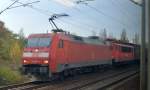 152 003-0 mit einer 155ér und einigen Schiebewandwagen am Haken am 04.11.14 Richtung Berlin-Blankenburg.