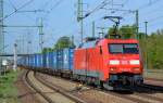 152 020-4 mit Containerzug am 08.05.15 Durchfahrt Bhf.
