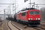 155 096-1 mit 233 321-9 und gemischtem G�terzug, 16.02.11 Durchfahrt im Bhf.