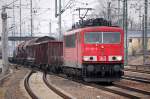 155 083-9 mit gemischtem G�terzug, 16.02.11 Durchfahrt im Bhf.