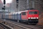 155 004-5 mit einem Ganzzug polnischer Sch�ttgutwagen Richtung Bornholmer Str., 16.03.11 Berlin Sch�nhauser Allee.