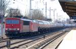 155 108-4 hat 185 12-5 und einem gemischten Kesselwagenganzzug am haken Richtung Bernau, 19.03.11 Berlin-Karow.