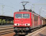 Ostersamstag: 155 038-3 f�hrt mit 140 218-9 + Ganzzug Schiebewandwagen am Haken im Bhf.