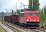 155 017-7 mit einem Ganzzug offener G�terwagen f�hrt auf das Haltesignal vor dem Karower Kreuz Berlin zu, 16.05.11