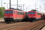 155 138-1 �berholt mit einem gemischten G�terzug 155 232-2 mit Ganzzug gedeckter Sch�ttgutwagen (YARA D�ngemittel) der zum Personalwechsel im Bhf.