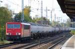 155 212-4 mit einem gemischten Kesselwagenzug Richtung Bernau, 12.10.11 Berlin-Karow.