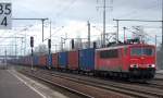 155 115-9 f�hrt zur Pause mit Personalwechsel mit Containerzug im Bhf.
