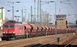 155 038-3 f�hrt mit Ganzzug gedeckter Sch�ttgutwagen aus Rostock (D�nger) in Bhf.