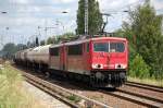 155 132-4 hat 155 097-9 + gemischten Kesselwagenzug am Haken, 22.06.12 Berlin-Karow.