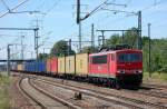 155 194-4 mit Containerzug f�hrt zum Kurzhalt im Bhf.