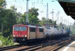 155 159-7 hat 155 206-6 und einige Kesselwagen am Haken, 11.09.12 Berlin-Karow.
