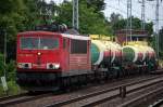 155 158-9 mit den bunten kasachischen Kesselwagen mit Phosphorbef�llung und den Adapterwagen dazwischen wegen des nicht europ�ischen Kupplungssystem Richtung Bernau, 24.06.13 Berlin-Karow.