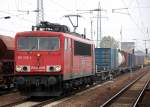 155 028-4 mit Containerzug durchf�hrt den Bhf.