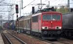 155 150-6 mit einem gemischten G�terzug bei der Durchfahrt im Bhf.