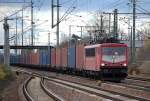 155 214-0 mit Containerzug f�hrt zum Personalwechsel im Bhf.