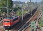 155 019-3 mit Ganzzug Drehgestell-Flachwagen mit Altschotter beladen Richtung NHordosten, 17.09.14 unterhalb der Berliner Putlitzbrücke.
