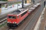 iner von wirklich wenigen DB Güterzüge heute hier im Nordosten am 2.Streiktag im Güterverkehr, 155 061-5 mit einigen Güterwagen mit Betongleisschwellen Richtung Spandau am 05.05.14