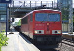 155 061-5 mit einem ganzzug Drehgestell-Flachawgen mit altem Gleisschotter Richtung Industrieübergabe Noedost am 07.06.16 Berlion Hohenschönhausen.