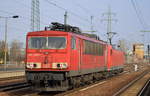 185 174-0 mit 155 239-7 am Haken bei der Durchfahrt Flughafen Berlin-Schönefeld, 09.02.17.